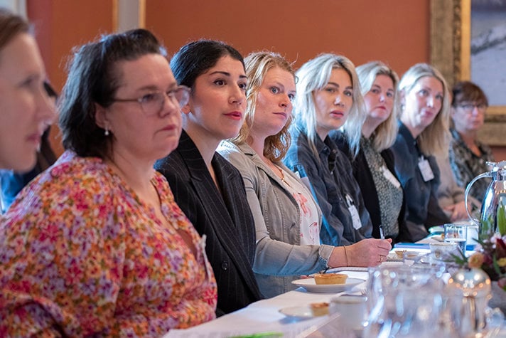 Statssekreterare Sara Modig bjöd in en bred representation av solo- och mikroföretag. Mötet ingår i en serie rundabordssamtal med syfte att lyssna in deltagarnas erfarenheter och samla in åtgärder som bäst främjar att kvinnors företagande ökar.