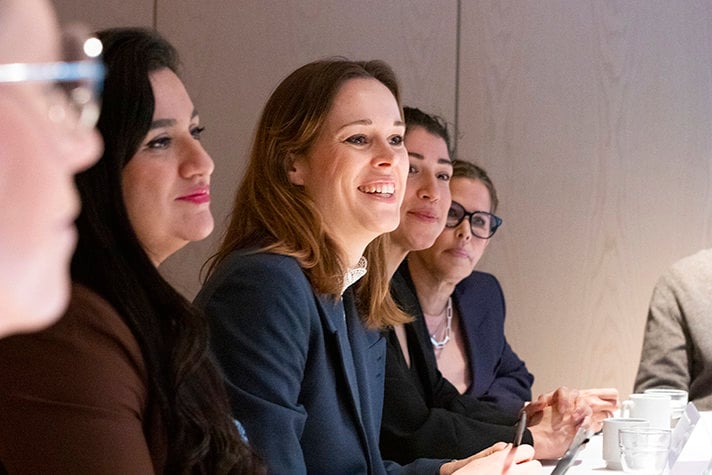 Foto på Sara Modig i en möteslokal med kvinnliga företagare.