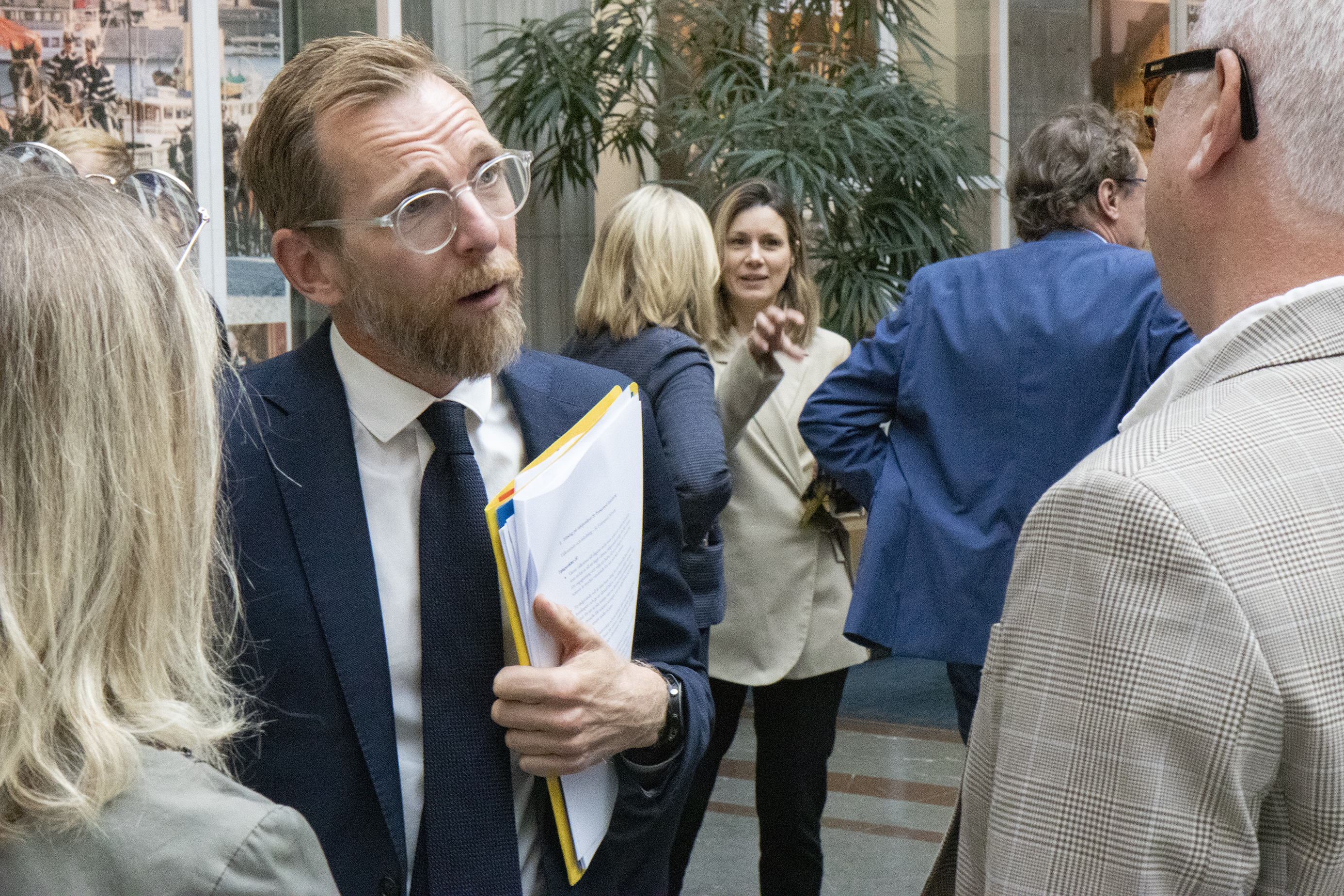 Socialminister Forssmed under mötet med regeringens rådgivande grupp för life science.