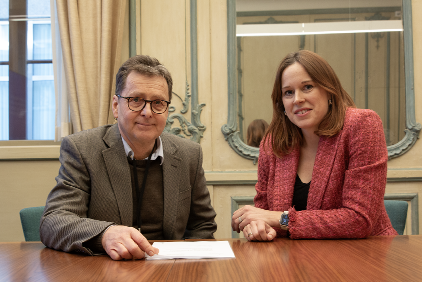 Implementeringsrådets ordförande Anders Johannesson överlämnar rådets rekommendationer till Sara Modig, statssekreterare hos energi- och näringsminister Ebba Busch.