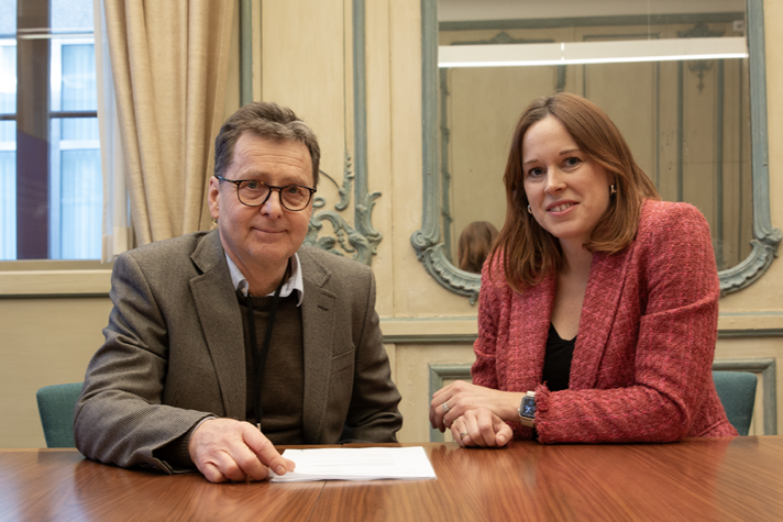 Implementeringsrådets ordförande Anders Johannesson överlämnar rådets rekommendationer till Sara Modig, statssekreterare hos energi- och näringsminister Ebba Busch.