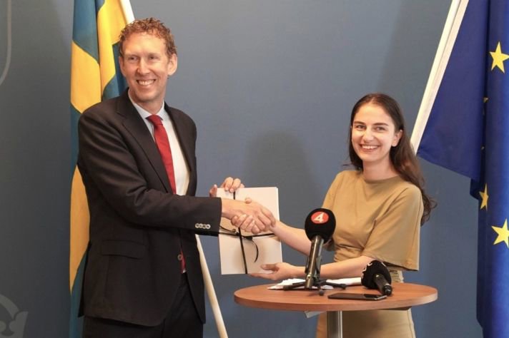Blykallas vd och ministern skakar hand och håller upp ett dokument..