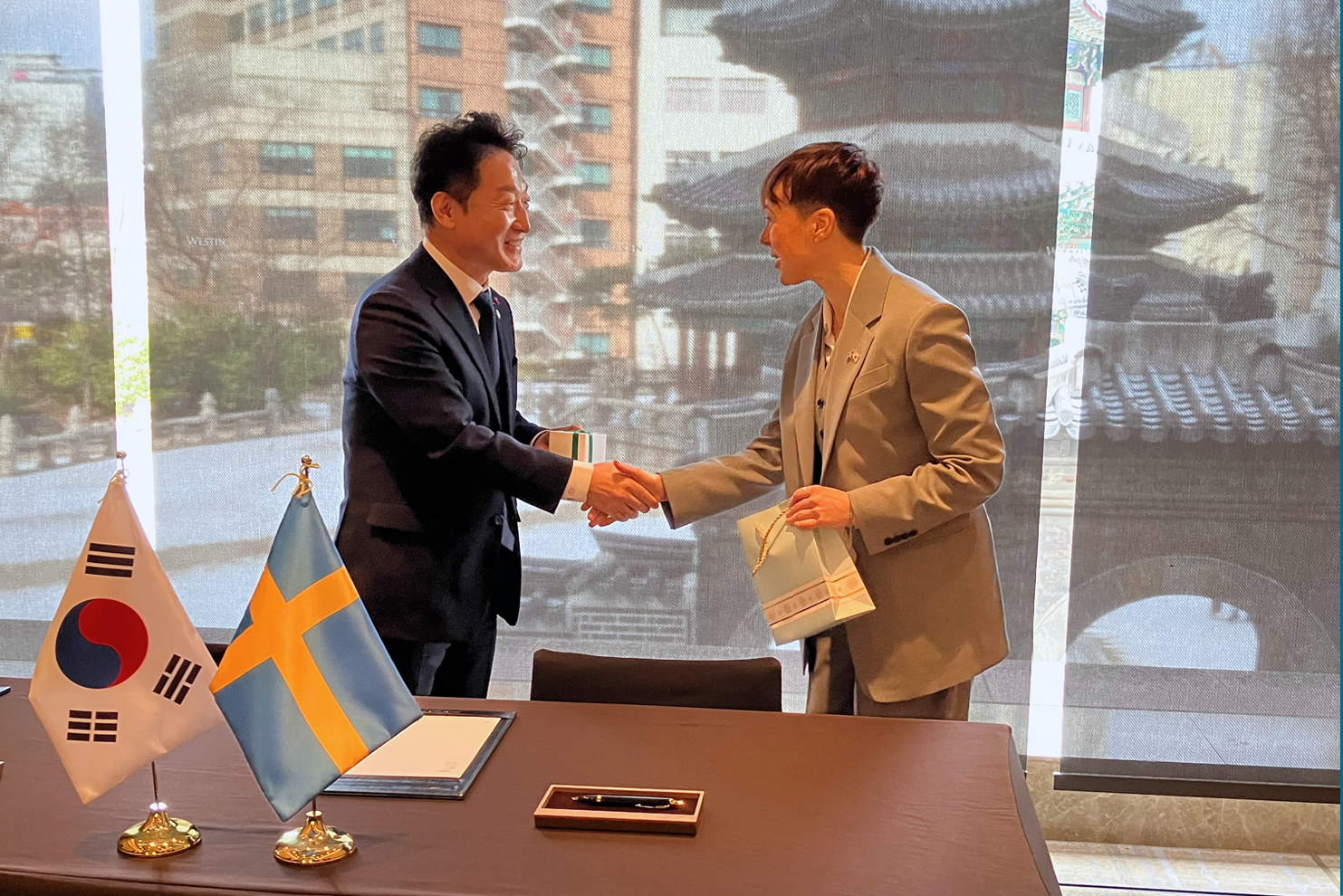 Lee Ho-hyeon, Second Vice Minister of Climate, Energy and Environment of Korea och Maja Lundbäck, statssekreterare hos energi- och näringsminister Ebba Busch