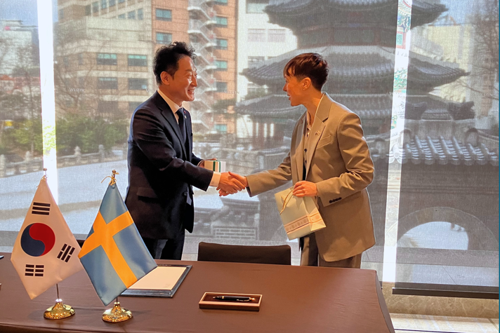 Lee Ho-hyeon, Second Vice Minister of Climate, Energy and Environment of Korea och Maja Lundbäck, statssekreterare hos energi- och näringsminister Ebba Busch