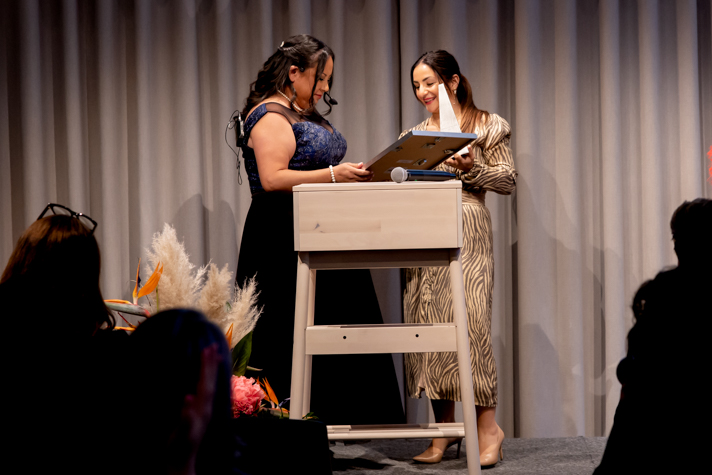 Per Anger-pristagaren Malú García Andrade och kulturminister Parisa Liljestrand.