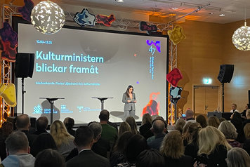 Kulturminister Parisa Liljestrand talar på en scen