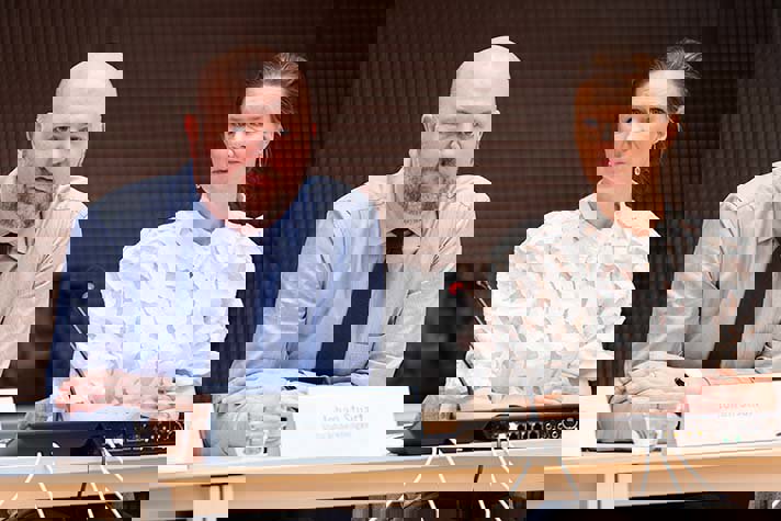 Johan Stuart och Karin Svanborg-Sjövall vid ett mötesbord.