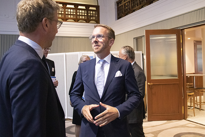 Andreas Carlson i dialog med en mötesdeltagare.