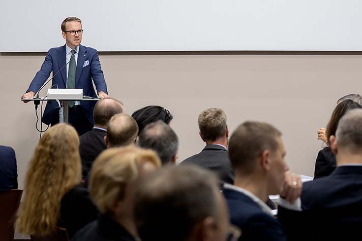 Infrastrukturminister Andreas Carlson talar till en publik.