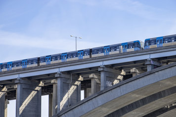 ett tåg som åker på en järnvägsbro