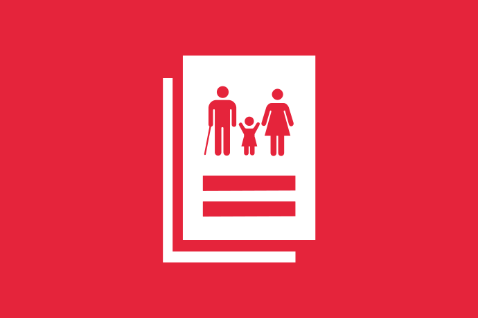 Röd bakgrund vita illustrationer, tre personer i olika åldrar som står tillsammans ovanför ett likhetstecken.