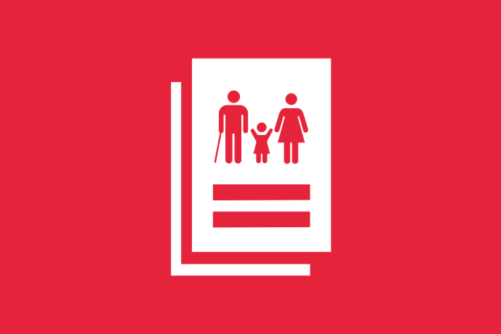 Röd bakgrund vita illustrationer, tre personer i olika åldrar som står tillsammans ovanför ett likhetstecken.