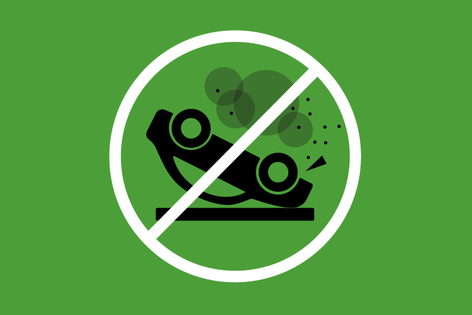 Grön bakgrund, i mitten ligger en svart bil upp och ner under ett grått moln. Runt om bilen en vit cirkel med ett vitt streck igenom.