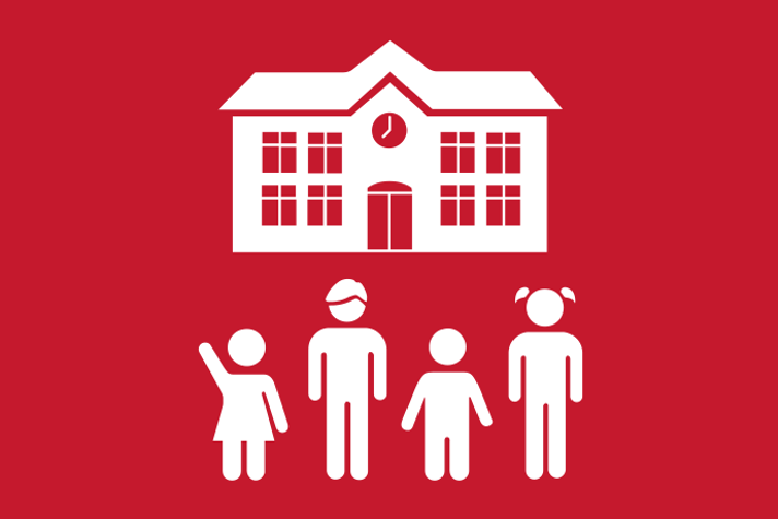 Mörkröd bakgrund vita illustrationer, fyra barn i olika åldrar står bredvid varandra framför en skolbyggnad.