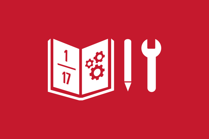 Mörkröd bakgrund vita illustrationer, en uppslagen bok med talet 1 dividerat med 17 på vänster sida och tre kugghjul i olika storlekar på höger sida; bredvid boken en skalpell och en fast nyckel.