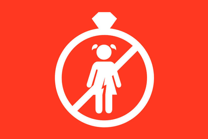 Rödorange bakgrund vita illustrationer, i mitten står ett barn i klänning, två tofsar i håret och en blixt genom underlivet. Runt om personen en vit cirkel med en ädelsten ovanpå och ett vitt streck igenom.