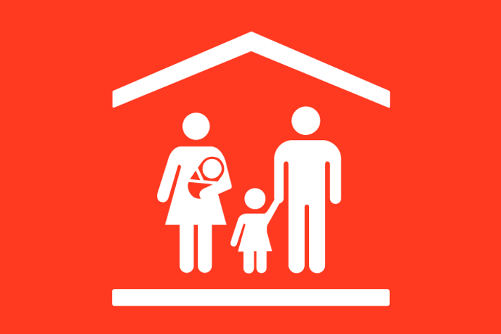 Rödorange bakgrund vita illustrationer, två föräldrar med ett nyfött barn och ett större syskon står tillsammans under ett tak.