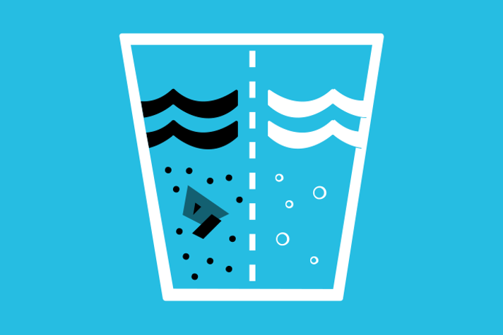 Ljusblå bakgrund vita och svarta illustrationer, ett vattenglas där ena halvan är förorenad och andra halvan ren.