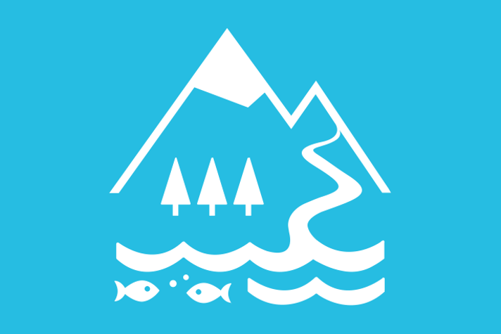 Ljusblå bakgrund vita illustrationer, i bakgrunden en snöklädd och en bar bergstopp, tre granar växer nedanför ena bergstoppen, en bäck rinner från den andra bergstoppen ner i ett vattendrag med fiskar.