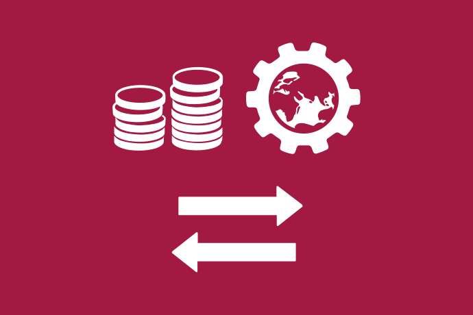 Vinröd bakgrund vita illustrationer, överst två staplar mynt och ett kugghjul med en jordglob i. Underst två pilar som pekar åt var sitt håll.