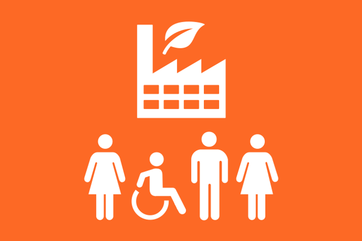 Orange bakgrund vita illustrationer, överst en fabriksbyggnad med skorsten och ett löv på taket. Underst tre personer som står och en som sitter i rullstol.