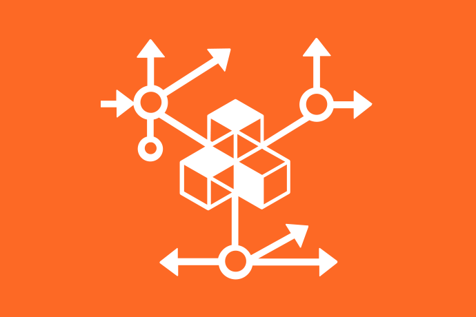 Orange bakgrund vita illustrationer, tre delvis genomskinliga kuber  sitter ihop med flera pilar som pekar åt olika håll.