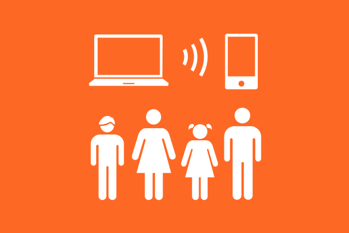 Orange bakgrund vita illustrationer, fyra personer i olika åldrar står bredvid varandra.  Ovanför dem en bärbar dator som skickar signaler till en smartphone.