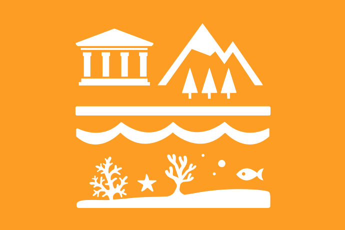 Gyllengul bakgrund vita illustrationer, i bakgrunden en antik byggnad med kolonner samt en snöklädd och en bar bergstopp. Tre granar växer nedanför ena bergstoppen, en bäck rinner från den andra bergstoppen ner i ett vattendrag med fiskar och växter.