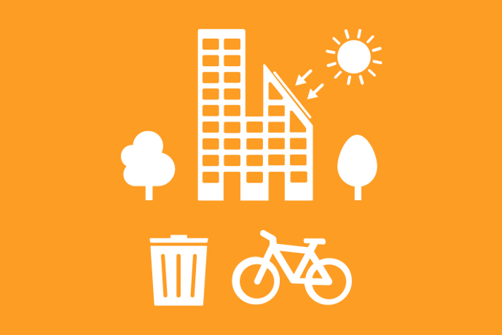 Gyllengul bakgrund vita illustrationer, en sol lyser på ett flerfamiljshus med solceller på taket. På var sida om huset växer träd. Framför huset står en soptunna och en cykel.