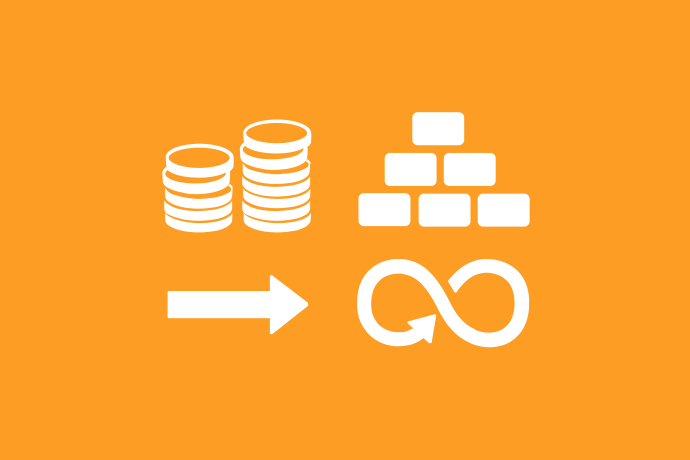 Gyllengul bakgrund vita illustrationer, överst två staplar mynt och en stapel med tegelstenar. Nederst en pil som pekar mot ett oändlighetstecken.