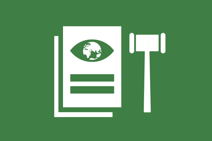 Mörkgrön bakgrund vita illustrationer, en bok och en ordförandeklubba. På bokomslaget ett likhetstecken och ett öga med en jordglob som pupill.