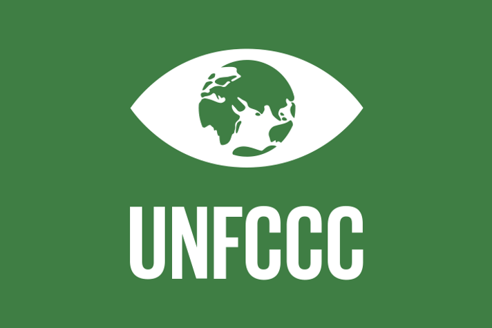Mörkgrön bakgrund vita illustrationer, bokstäverna UNFCCC under ett öga med en jordglob som pupill. UNFCCC är en förkortning för United Nations  Framework Convention on Climate Change, ett internationellt miljöfördrag som antogs på Rio-konferensen i Brasilien 9 maj 1992.