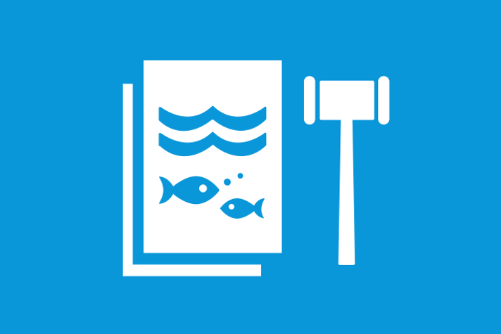 Ljusblå bakgrund vita illustrationer, en bok och en ordförandeklubba. På bokomslaget vågor och två fiskar.