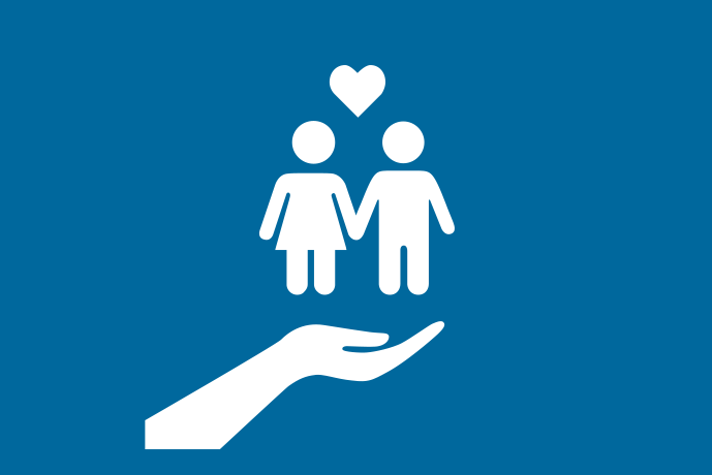 Blå bakgrund vita illustrationer, i en öppen hand står två barn. Barnen håller varandra i handen. Ovanför barnen ett hjärta.