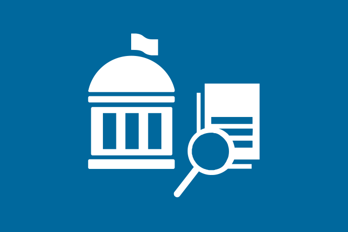 Blå bakgrund vita illustrationer, en byggnad för folkvalda samt ett förstoringsglas framför en bok med tre rader på omslaget.