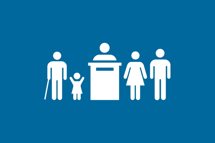 Blå bakgrund vita illustrationer, en talarstol med en talare. Bredvid talarstolen står fyra personer i olika åldrar.