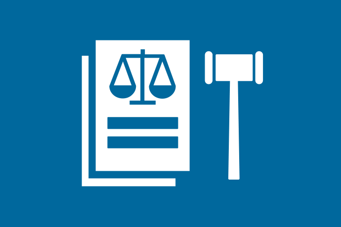 Blå bakgrund vita illustrationer, en bok och en ordförandeklubba. På bokomslaget ett likhetstecken och en balansvåg med två skålar.