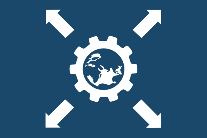 Marinblå bakgrund vita illustrationer, ett kugghjul omgärdat av fyra pilar som pekar bort från kugghjulet. I kugghjulet en jordglob.
