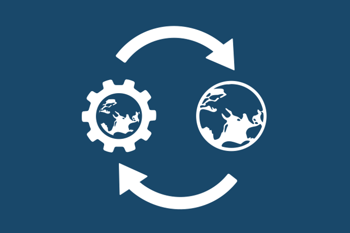Marinblå bakgrund vita illustrationer, ett kugghjul med en jordglob i. Bredvid kugghjulet en jordglob. Högst upp och längst ner i bild finns två böjda pilar som bildar en cirkel.