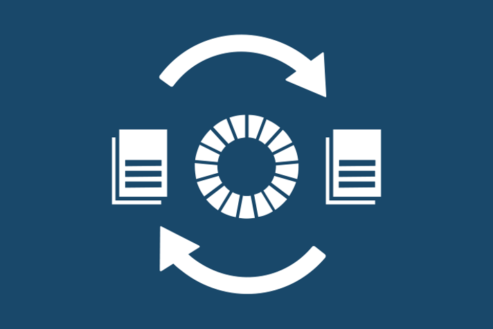Marinblå bakgrund vita illustrationer, den runda symbolen för Agenda 2030 med en bok på var sida. Högst upp och längst ner i bild finns två böjda pilar som bildar en cirkel.