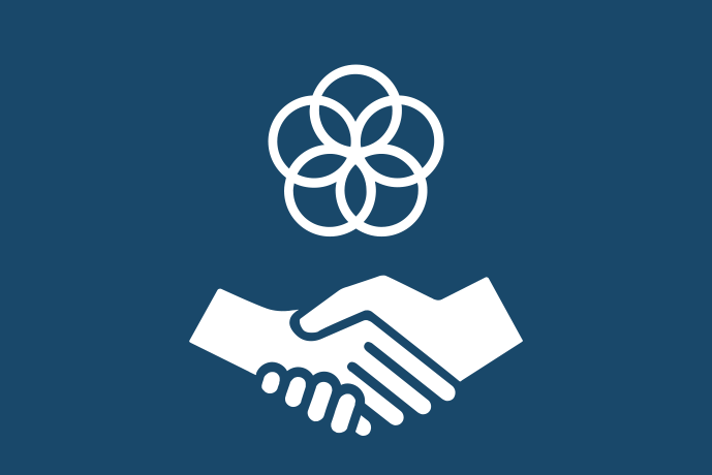 Marinblå bakgrund vita illustrationer, fem sammanflätade ringar ovanför två händer i ett handslag.