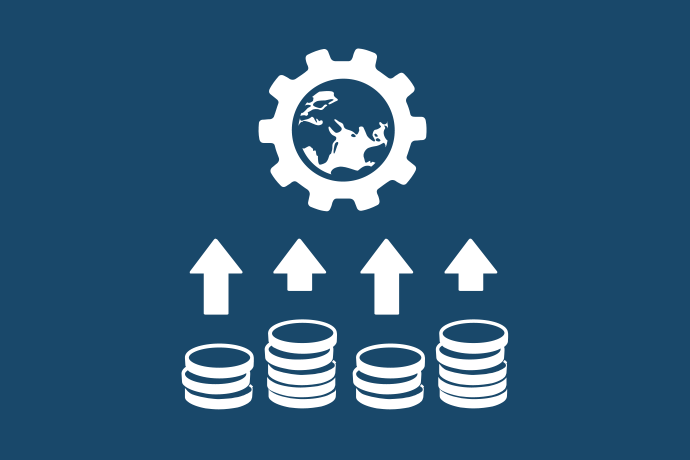 Marinblå bakgrund vita illustrationer, överst ett kugghjul med en jordglob i. Nederst fyra staplar mynt samt fyra pilar som pekar upp mot kugghjulet.