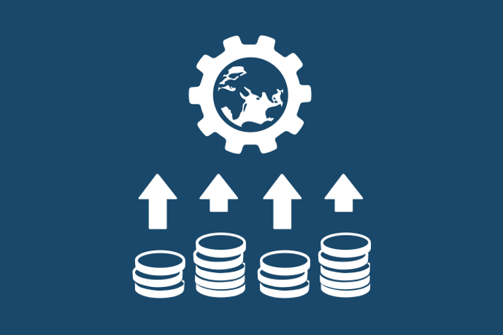 Marinblå bakgrund vita illustrationer, överst ett kugghjul med en jordglob i. Nederst fyra staplar mynt samt fyra pilar som pekar upp mot kugghjulet.