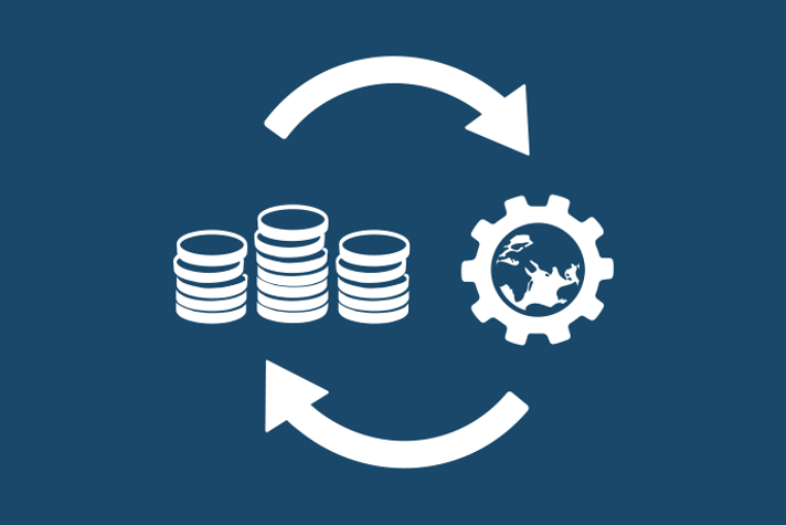 Marinblå bakgrund vita illustrationer, till vänster tre staplar mynt, till höger ett kugghjul med en jordglob i. Överst en halvcirkelformad högerpil. Nederst en halvcirkelformad vänsterpil.