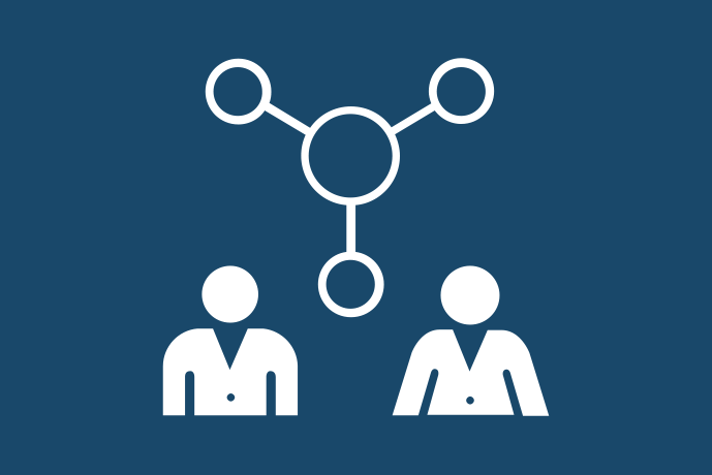 Marinblå bakgrund vita illustrationer, nedtill två personer klädda i laboratorierockar. Överst tre mindre cirklar sammanlänkade med en större cirkel i en molekylliknande figur.