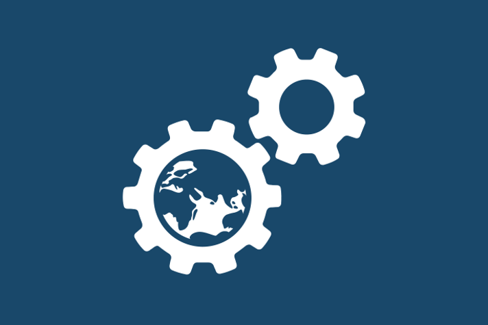 Marinblå bakgrund vita illustrationer, två kugghjul. I det ena kugghjulet finns en jordglob.