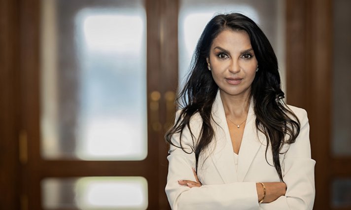 Shoka Åhrman porträttbild, iklädd vit blus och ljus kavaj.
