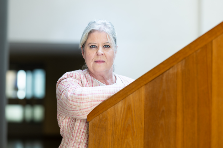 Socialtjänstminister Camilla Waltersson Grönvall står i trappa och tittar in i kameran.