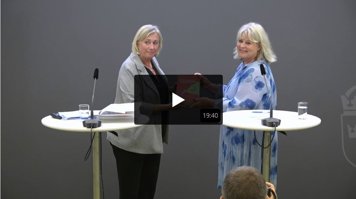 Socialtjänstminister Camilla Waltersson Grönvall tar emot utredningen om barns möjligheter att klaga och utkräva sina rättigheter enligt barnkonventionen från utredare Anita Linder.