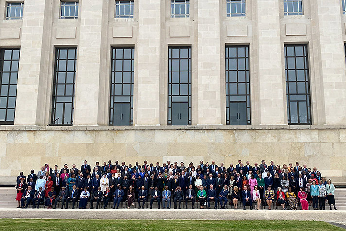 Nästan hundra personer uppställda på en trappa framför en pampig byggnad